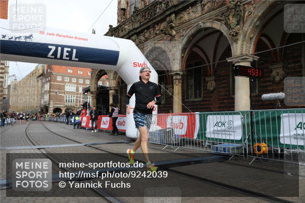 05.10.2025 - 20. swb-Marathon Bremen Yannick Fuchs http://msf.ph/oto/9242039 05.10.2025 10:41:27 Ziel 9262, 11069, 11086 meine-sportfotos.de