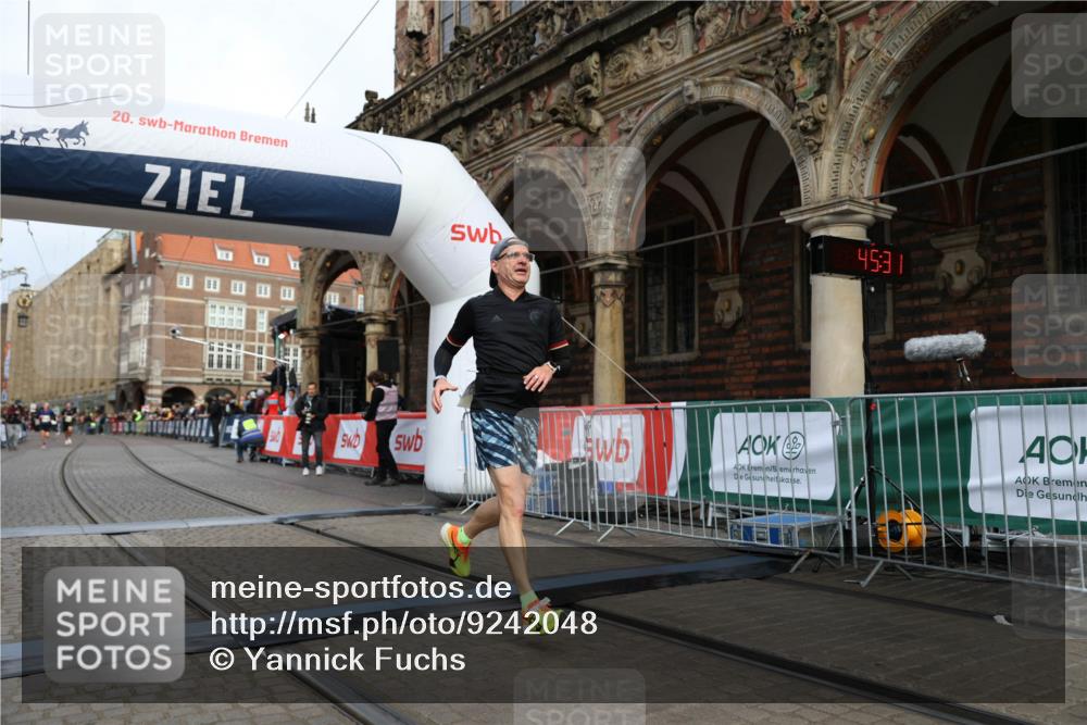 05.10.2025 - 20. swb-Marathon Bremen Yannick Fuchs http://msf.ph/oto/9242048 05.10.2025 10:41:27 Ziel 9262, 11069, 11086 meine-sportfotos.de
