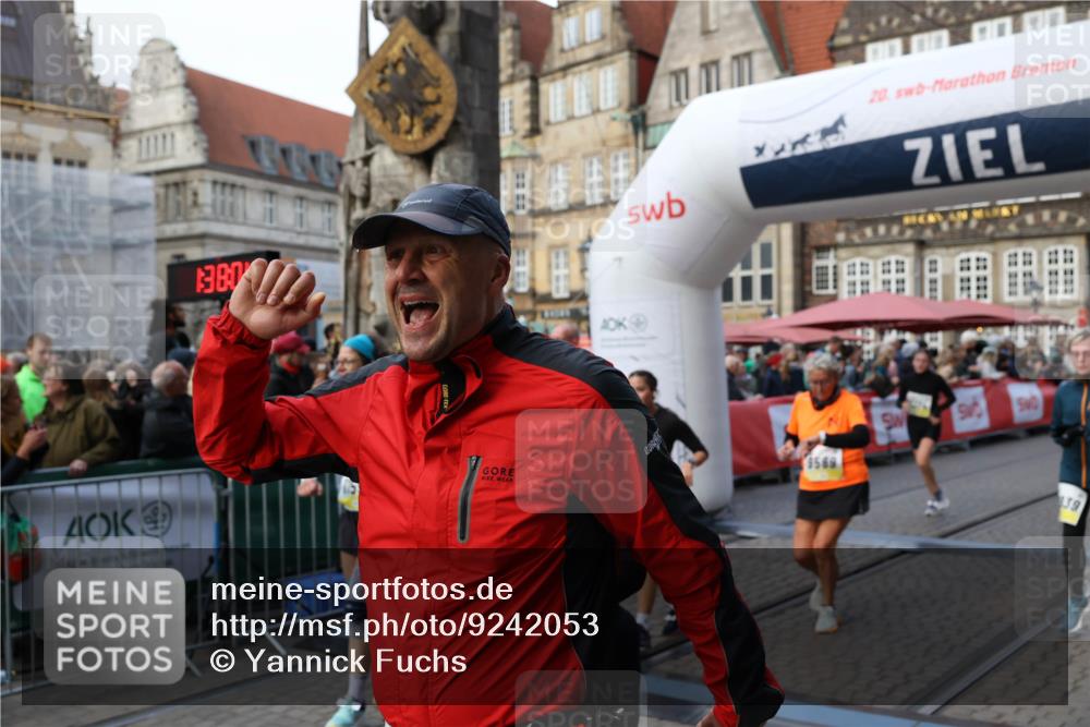 05.10.2025 - 20. swb-Marathon Bremen Yannick Fuchs http://msf.ph/oto/9242053 05.10.2025 11:08:53 Ziel 7069, 7706, 9191, 9274, 9276, 9589, 10051, 10567, 10939, 10998, 11028, 11073, 11076, 11479, 11590 meine-sportfotos.de