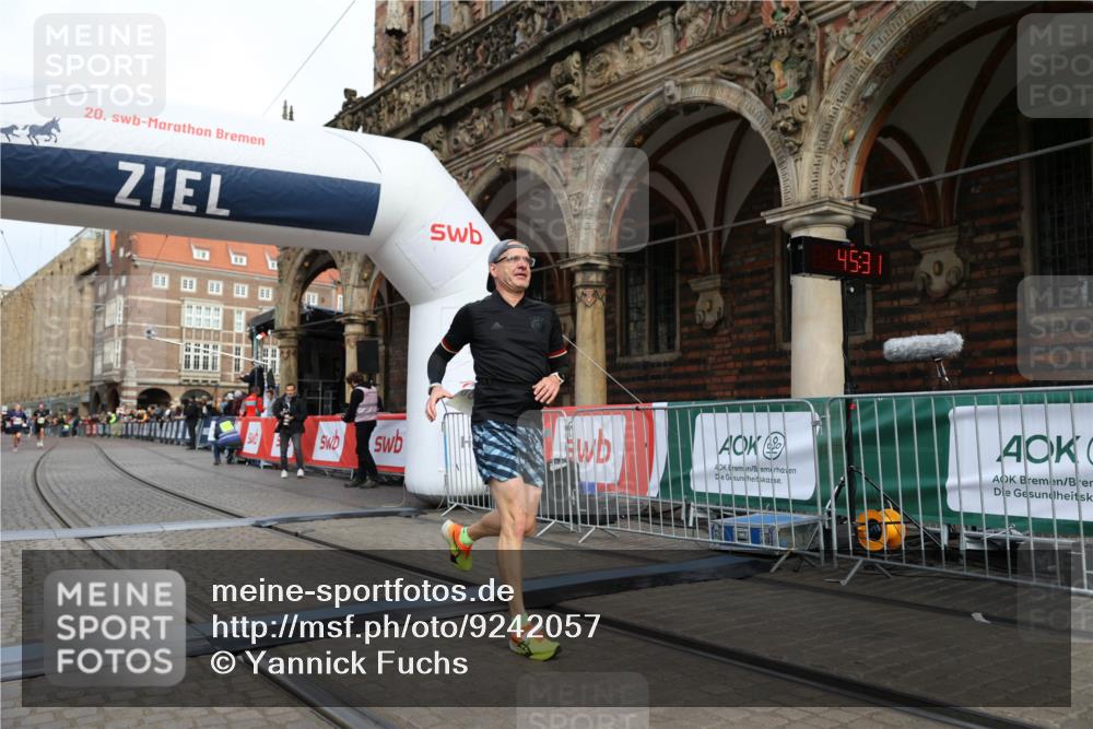 05.10.2025 - 20. swb-Marathon Bremen Yannick Fuchs http://msf.ph/oto/9242057 05.10.2025 10:41:27 Ziel 9262, 11069, 11086 meine-sportfotos.de