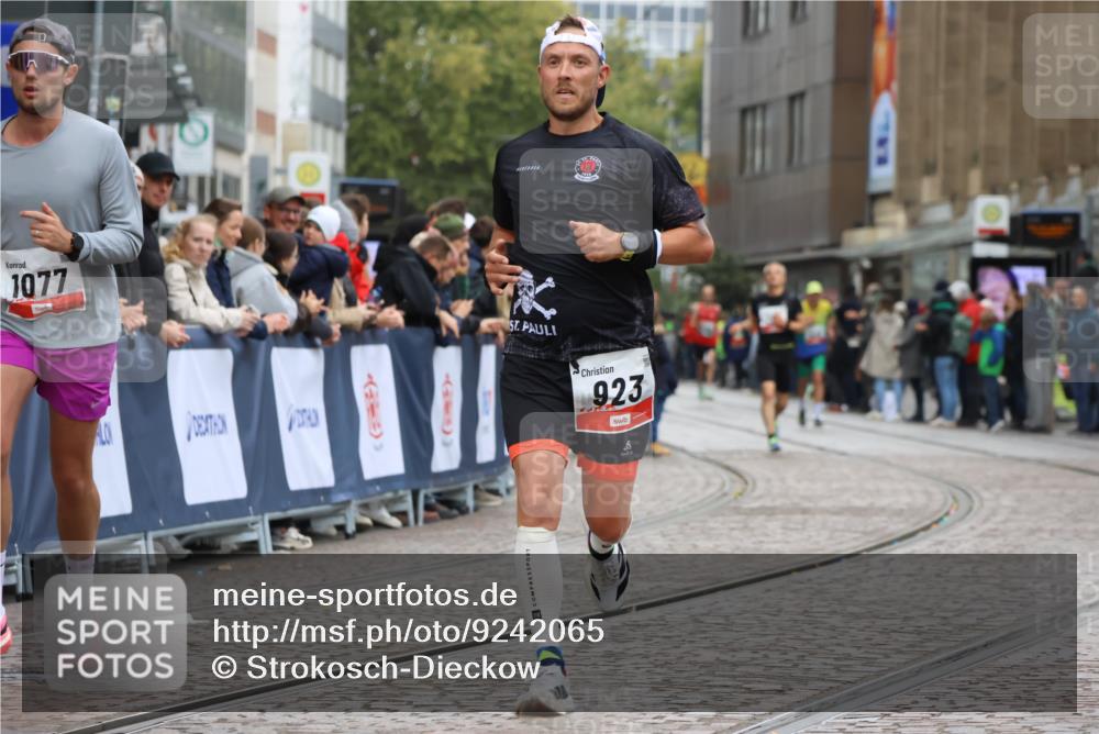 05.10.2025 - 20. swb-Marathon Bremen Strokosch-Dieckow http://msf.ph/oto/9242065 05.10.2025 12:43:40 Ziel 923, 1077 meine-sportfotos.de