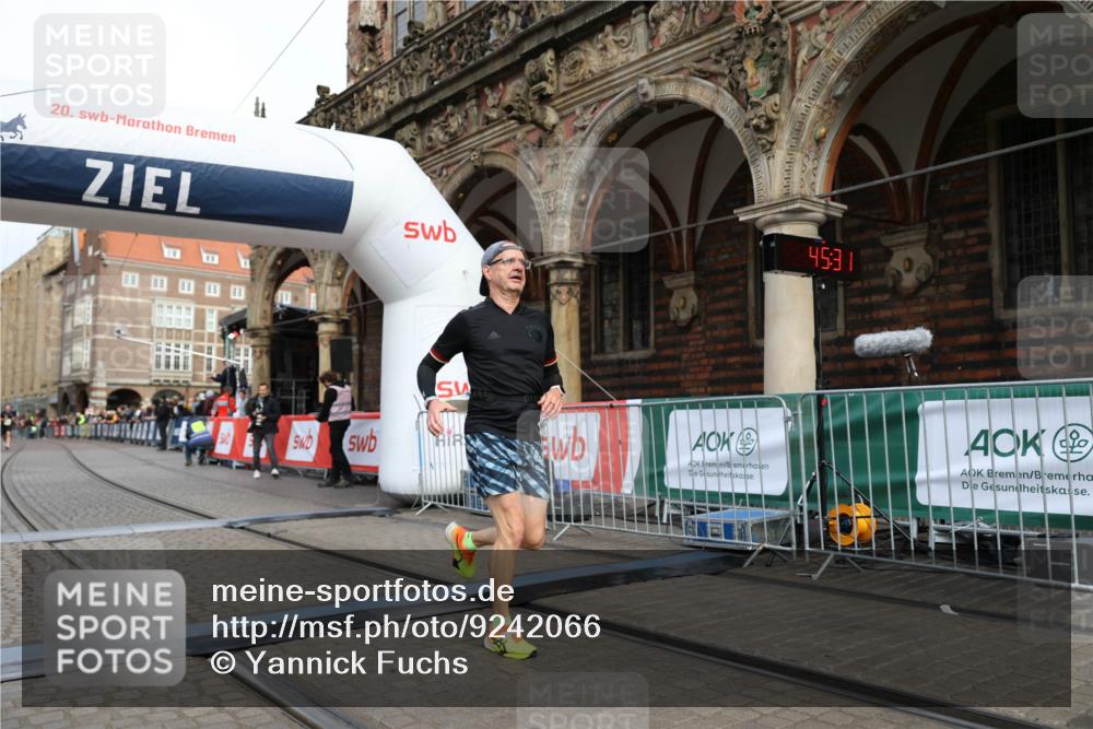 05.10.2025 - 20. swb-Marathon Bremen Yannick Fuchs http://msf.ph/oto/9242066 05.10.2025 10:41:27 Ziel 9262, 11069, 11086 meine-sportfotos.de