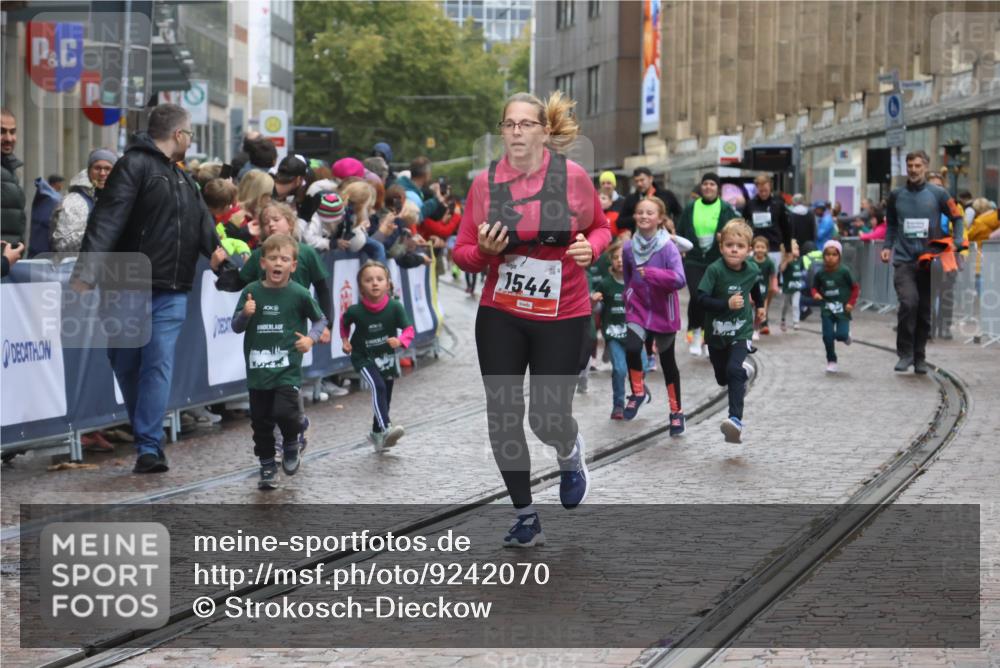 05.10.2025 - 20. swb-Marathon Bremen Strokosch-Dieckow http://msf.ph/oto/9242070 05.10.2025 15:22:35 Ziel 1544 meine-sportfotos.de