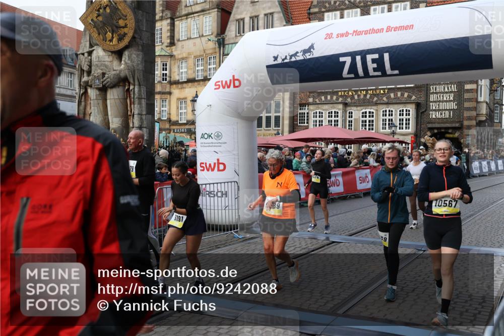 05.10.2025 - 20. swb-Marathon Bremen Yannick Fuchs http://msf.ph/oto/9242088 05.10.2025 11:08:53 Ziel 7069, 7706, 9191, 9274, 9276, 9589, 10051, 10567, 10939, 10998, 11028, 11073, 11076, 11479, 11590 meine-sportfotos.de