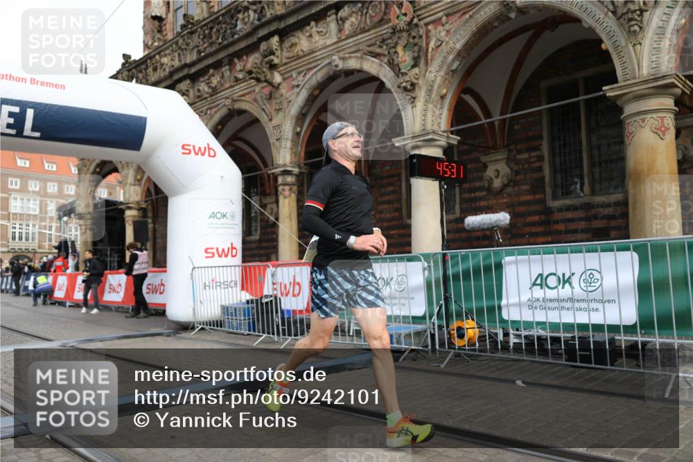 05.10.2025 - 20. swb-Marathon Bremen Yannick Fuchs http://msf.ph/oto/9242101 05.10.2025 10:41:27 Ziel 9262, 11069, 11086 meine-sportfotos.de