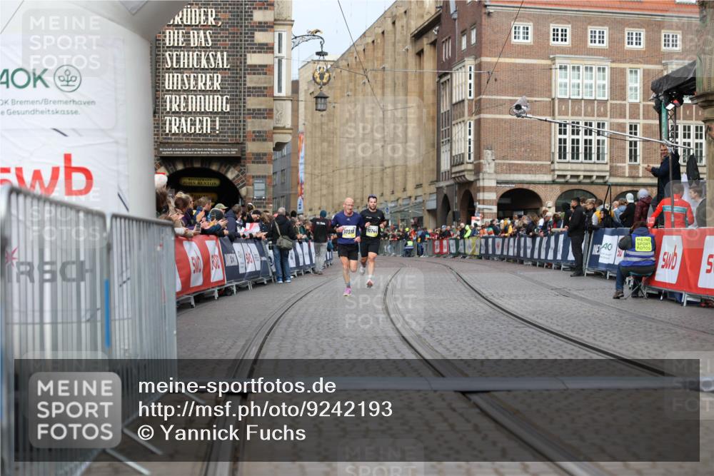 05.10.2025 - 20. swb-Marathon Bremen Yannick Fuchs http://msf.ph/oto/9242193 05.10.2025 10:41:30 Ziel 9262, 10910, 11086 meine-sportfotos.de
