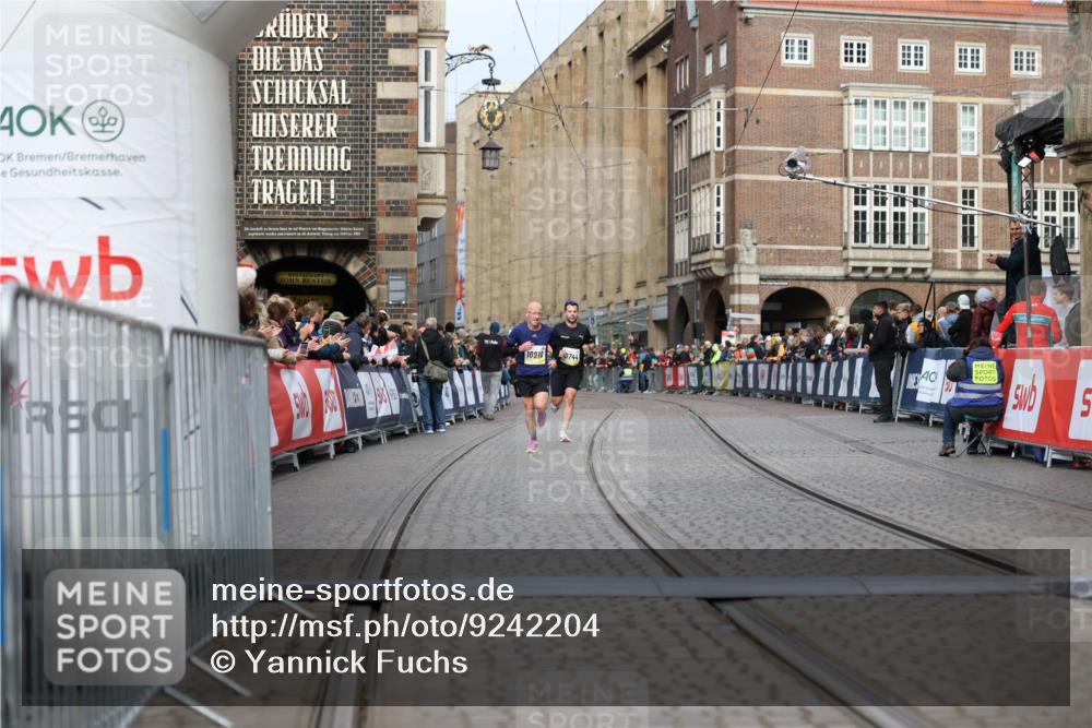 05.10.2025 - 20. swb-Marathon Bremen Yannick Fuchs http://msf.ph/oto/9242204 05.10.2025 10:41:30 Ziel 9262, 10910, 11086 meine-sportfotos.de