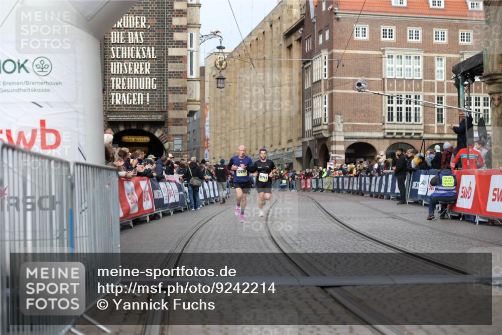 05.10.2025 - 20. swb-Marathon Bremen Yannick Fuchs http://msf.ph/oto/9242214 05.10.2025 10:41:31 Ziel 10744, 10910, 11086 meine-sportfotos.de