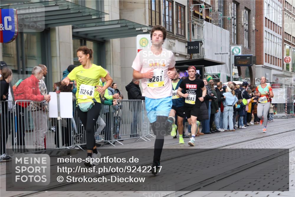 05.10.2025 - 20. swb-Marathon Bremen Strokosch-Dieckow http://msf.ph/oto/9242217 05.10.2025 10:48:37 Ziel 7202, 7414, 9014, 9216, 9255, 9261, 9317, 9482, 9556, 9583, 9674, 10047, 10449, 10733, 10799, 10877, 10973, 11248, 11695, 7202, 7414, 9014, 9216, 9255, 9261, 9317, 9482, 9556, 9583, 9674, 10047, 10449, 10733, 10799, 10877, 10973, 11248, 11695 meine-sportfotos.de