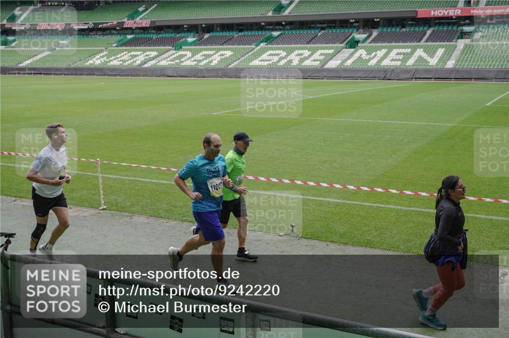05.10.2025 - 20. swb-Marathon Bremen Michael Burmester http://msf.ph/oto/9242220 05.10.2025 10:35:29 Laufen im Stadion 7163, 9183, 9188, 9201, 9219, 9231, 9330, 9350, 9433, 9451, 9495, 9508, 9540, 9550, 9576, 9582, 9601, 9609, 9612, 9622, 9625, 9634, 9666, 9672, 9722, 9790, 9886, 9904, 9914, 9925, 9937, 9954, 9962, 9968, 10039, 10049, 10055, 10059, 10063, 10084, 10105, 10138, 10145, 10169, 10179, 10225, 10250, 10263, 10281, 10353, 10359, 10368, 10377, 10395, 10555, 10644, 10694, 10834, 10845, 10950, 10988, 7147, 9292, 9430, 9669, 9672, 9719, 9783 meine-sportfotos.de