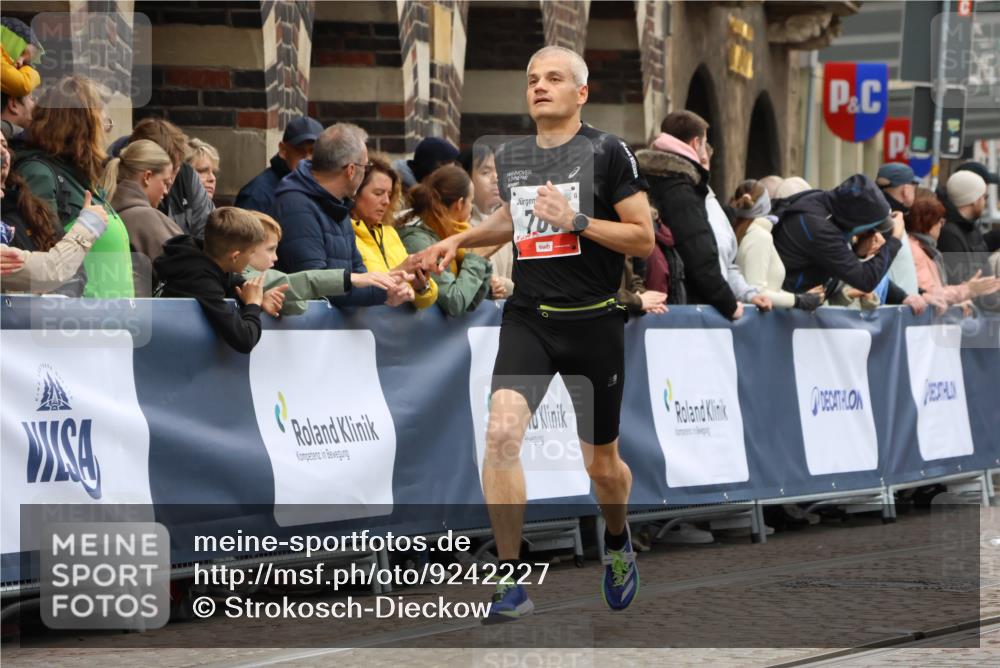 05.10.2025 - 20. swb-Marathon Bremen Strokosch-Dieckow http://msf.ph/oto/9242227 05.10.2025 12:43:52 Ziel 438, 765, 5060 meine-sportfotos.de