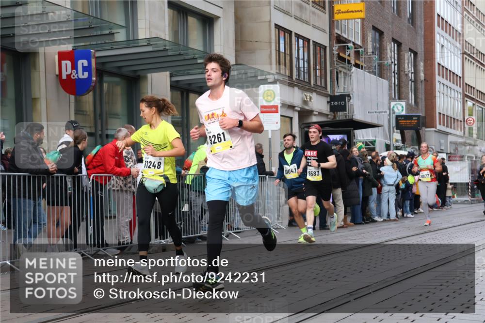 05.10.2025 - 20. swb-Marathon Bremen Strokosch-Dieckow http://msf.ph/oto/9242231 05.10.2025 10:48:37 Ziel 7202, 7414, 9014, 9216, 9255, 9261, 9317, 9482, 9556, 9583, 9674, 10047, 10449, 10733, 10799, 10877, 10973, 11248, 11695, 7202, 7414, 9014, 9216, 9255, 9261, 9317, 9482, 9556, 9583, 9674, 10047, 10449, 10733, 10799, 10877, 10973, 11248, 11695 meine-sportfotos.de