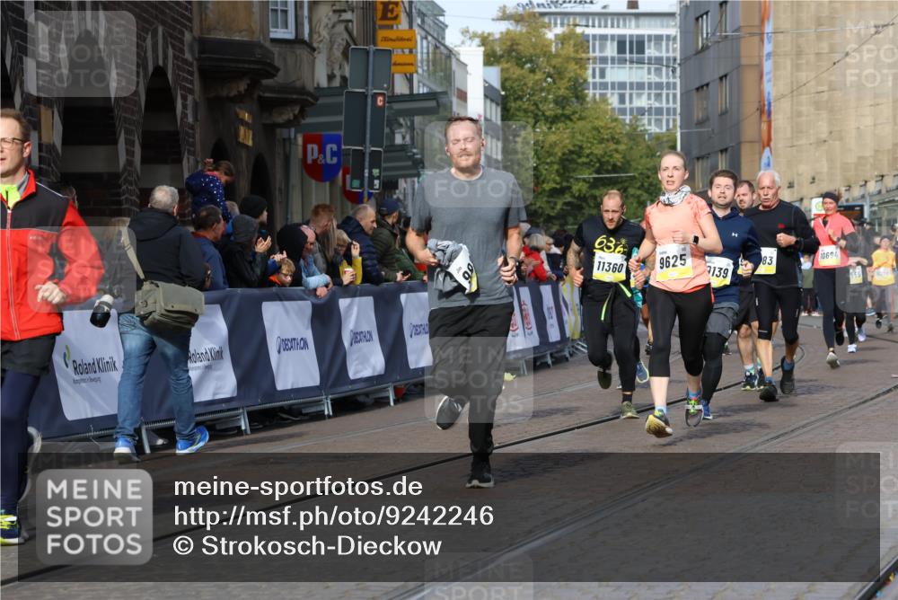 05.10.2025 - 20. swb-Marathon Bremen Strokosch-Dieckow http://msf.ph/oto/9242246 05.10.2025 10:57:31 Ziel 9000, 9215, 9309, 9625, 9747, 9904, 9914, 9962, 10139, 10694, 10739, 10754, 11352, 11360, 11583 meine-sportfotos.de