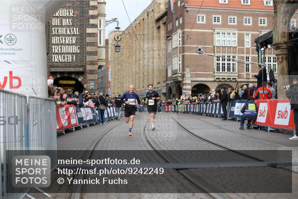 05.10.2025 - 20. swb-Marathon Bremen Yannick Fuchs http://msf.ph/oto/9242249 05.10.2025 10:41:31 Ziel 10744, 10910, 11086 meine-sportfotos.de