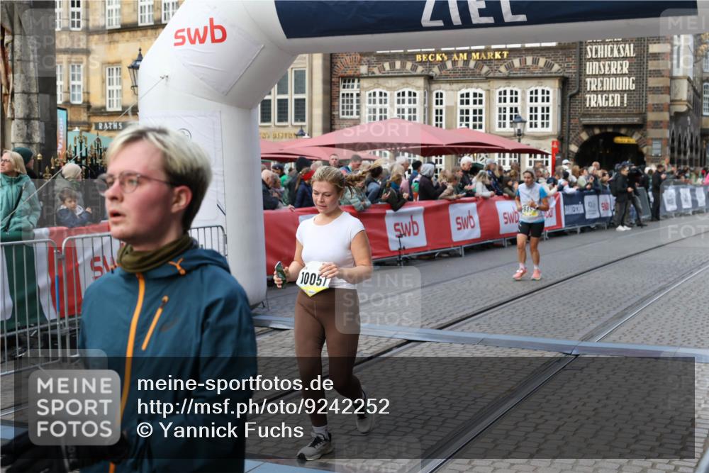 05.10.2025 - 20. swb-Marathon Bremen Yannick Fuchs http://msf.ph/oto/9242252 05.10.2025 11:08:56 Ziel 9191, 9274, 9276, 9589, 9721, 9853, 10051, 10567, 10939, 11479, 11590 meine-sportfotos.de