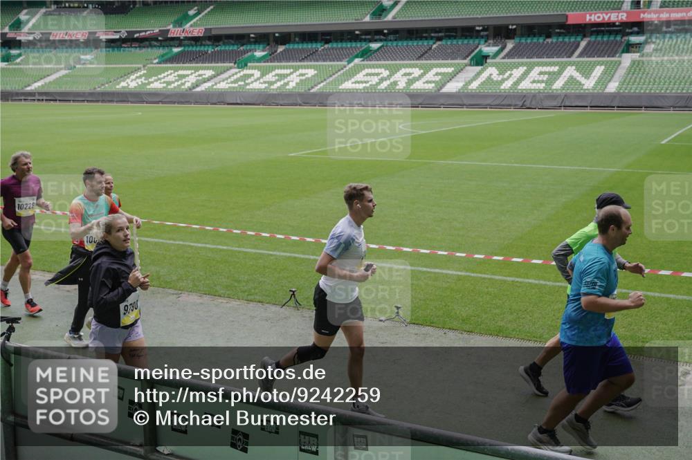 05.10.2025 - 20. swb-Marathon Bremen Michael Burmester http://msf.ph/oto/9242259 05.10.2025 10:35:30 Laufen im Stadion 7163, 9183, 9188, 9201, 9219, 9231, 9330, 9350, 9433, 9451, 9495, 9508, 9516, 9518, 9540, 9542, 9550, 9576, 9582, 9601, 9609, 9612, 9622, 9625, 9634, 9666, 9722, 9790, 9886, 9904, 9914, 9925, 9937, 9954, 9962, 9968, 10039, 10049, 10055, 10059, 10063, 10084, 10105, 10138, 10145, 10169, 10179, 10225, 10228, 10250, 10263, 10281, 10336, 10353, 10359, 10368, 10377, 10395, 10555, 10644, 10694, 10834, 10845, 10950, 10988, 7147, 9292, 9430, 9669, 9672, 9719 meine-sportfotos.de