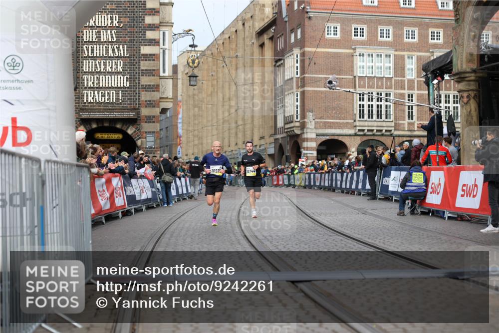 05.10.2025 - 20. swb-Marathon Bremen Yannick Fuchs http://msf.ph/oto/9242261 05.10.2025 10:41:31 Ziel 10744, 10910, 11086 meine-sportfotos.de