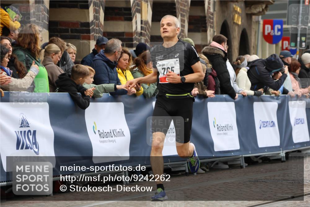 05.10.2025 - 20. swb-Marathon Bremen Strokosch-Dieckow http://msf.ph/oto/9242262 05.10.2025 12:43:52 Ziel 438, 765, 5060 meine-sportfotos.de