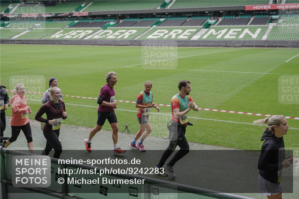 05.10.2025 - 20. swb-Marathon Bremen Michael Burmester http://msf.ph/oto/9242283 05.10.2025 10:35:31 Laufen im Stadion 7163, 7177, 7178, 9183, 9188, 9201, 9219, 9231, 9330, 9350, 9433, 9451, 9495, 9508, 9516, 9518, 9540, 9542, 9550, 9576, 9582, 9601, 9609, 9612, 9622, 9625, 9634, 9666, 9722, 9737, 9790, 9886, 9904, 9914, 9937, 9954, 9962, 9968, 10039, 10049, 10055, 10059, 10063, 10084, 10105, 10138, 10139, 10145, 10169, 10179, 10225, 10228, 10250, 10263, 10281, 10336, 10353, 10359, 10368, 10377, 10395, 10555, 10644, 10694, 10834, 10845, 10950, 10988, 7147, 9292, 9430, 9669, 9672, 9719 meine-sportfotos.de