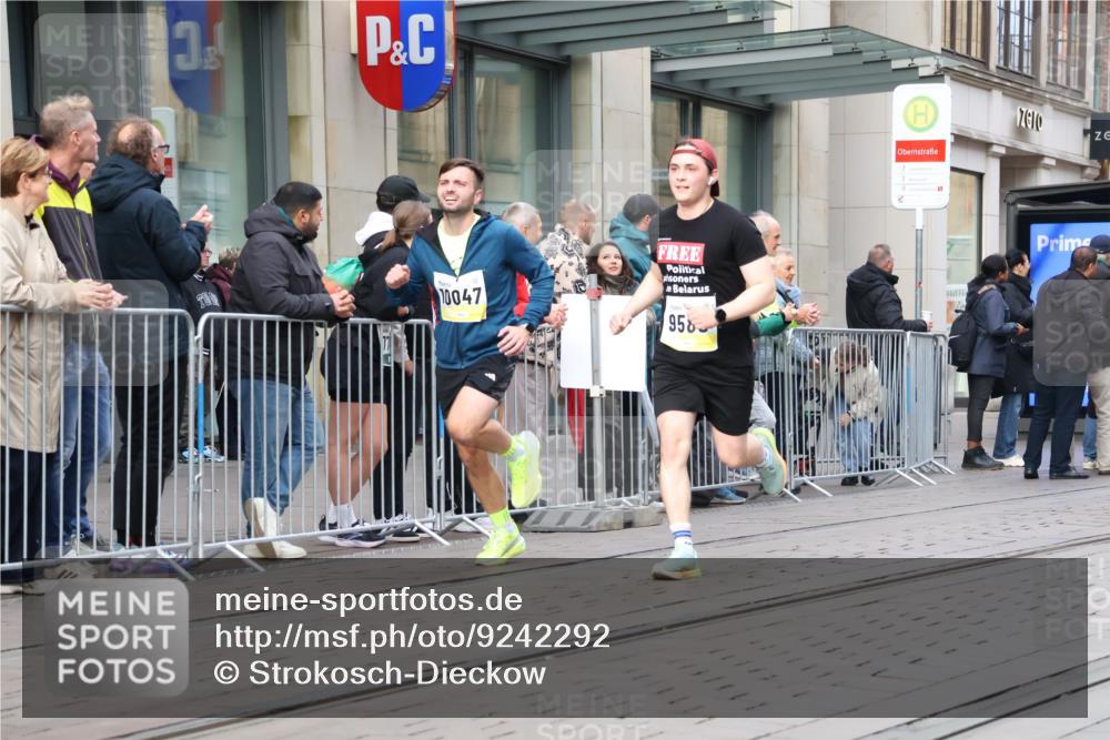 05.10.2025 - 20. swb-Marathon Bremen Strokosch-Dieckow http://msf.ph/oto/9242292 05.10.2025 10:48:39 Ziel 7202, 7414, 9014, 9216, 9255, 9317, 9457, 9482, 9556, 9583, 9674, 10016, 10047, 10449, 10733, 10877, 10973, 11248, 11673, 11695, 7202, 7414, 9014, 9216, 9255, 9317, 9457, 9482, 9556, 9583, 9674, 10016, 10047, 10449, 10733, 10877, 10973, 11248, 11673, 11695 meine-sportfotos.de
