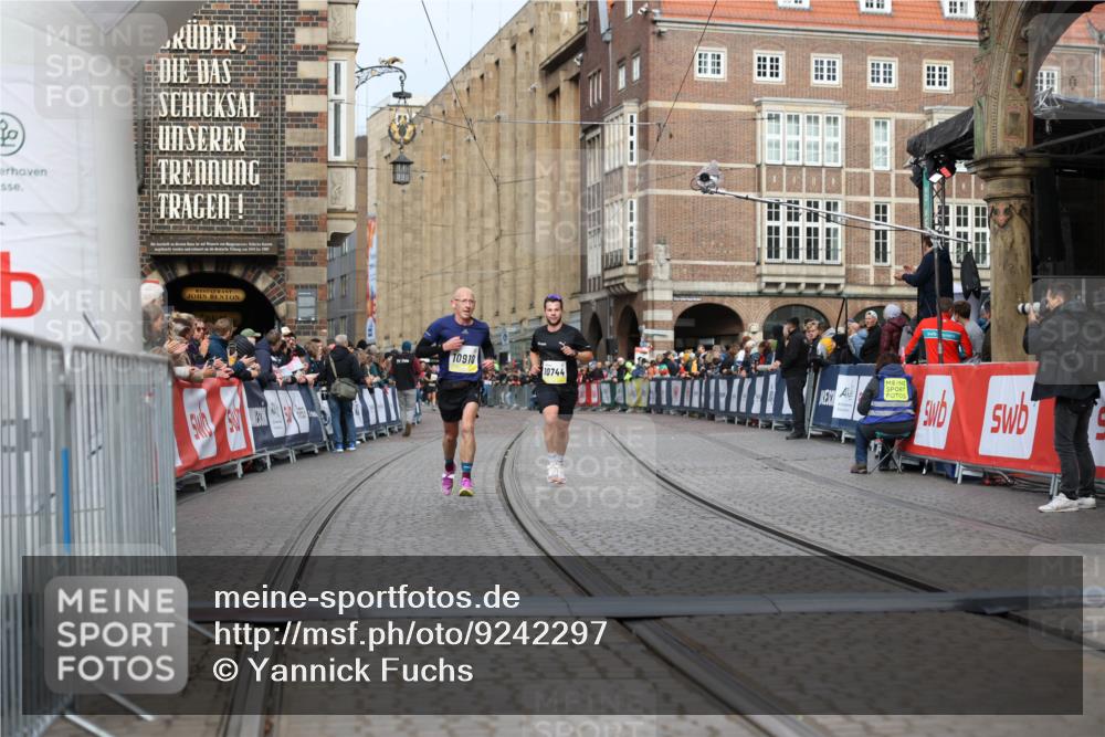 05.10.2025 - 20. swb-Marathon Bremen Yannick Fuchs http://msf.ph/oto/9242297 05.10.2025 10:41:32 Ziel 10744, 10910, 11086 meine-sportfotos.de