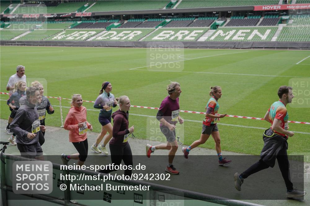05.10.2025 - 20. swb-Marathon Bremen Michael Burmester http://msf.ph/oto/9242302 05.10.2025 10:35:32 Laufen im Stadion 7163, 7177, 7178, 9183, 9188, 9201, 9219, 9231, 9330, 9350, 9433, 9451, 9495, 9508, 9516, 9518, 9542, 9550, 9576, 9582, 9601, 9609, 9612, 9622, 9625, 9634, 9666, 9722, 9737, 9790, 9886, 9904, 9914, 9937, 9954, 9962, 9968, 10039, 10049, 10055, 10059, 10063, 10084, 10105, 10138, 10139, 10145, 10169, 10179, 10225, 10228, 10250, 10263, 10281, 10336, 10353, 10359, 10368, 10377, 10395, 10555, 10644, 10694, 10834, 10845, 10950, 10988, 7147, 9292, 9430, 9669, 9672, 9719 meine-sportfotos.de