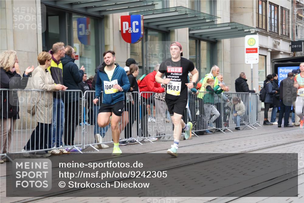 05.10.2025 - 20. swb-Marathon Bremen Strokosch-Dieckow http://msf.ph/oto/9242305 05.10.2025 10:48:39 Ziel 7202, 7414, 9014, 9216, 9255, 9317, 9457, 9482, 9556, 9583, 9674, 10016, 10047, 10449, 10733, 10877, 10973, 11248, 11673, 11695, 7202, 7414, 9014, 9216, 9255, 9317, 9457, 9482, 9556, 9583, 9674, 10016, 10047, 10449, 10733, 10877, 10973, 11248, 11673, 11695 meine-sportfotos.de