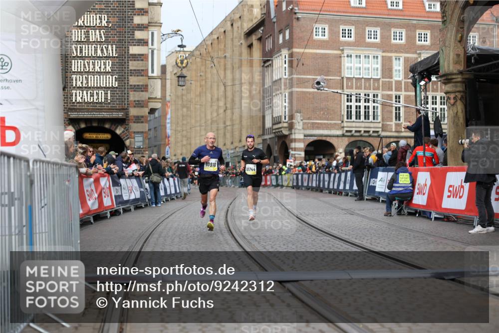 05.10.2025 - 20. swb-Marathon Bremen Yannick Fuchs http://msf.ph/oto/9242312 05.10.2025 10:41:32 Ziel 10744, 10910, 11086 meine-sportfotos.de