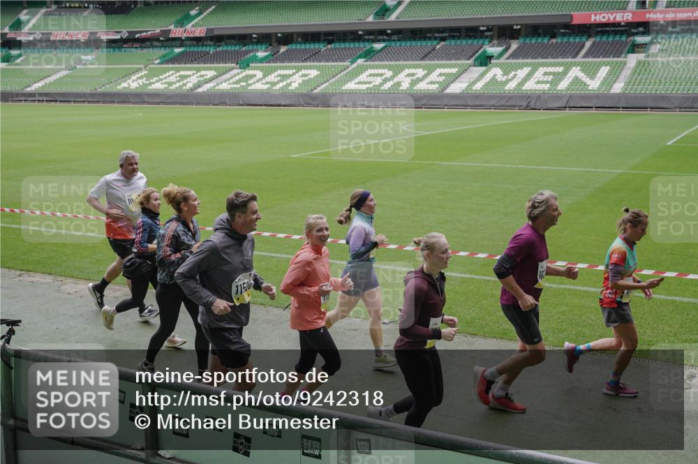 05.10.2025 - 20. swb-Marathon Bremen Michael Burmester http://msf.ph/oto/9242318 05.10.2025 10:35:32 Laufen im Stadion 7163, 7177, 7178, 9183, 9188, 9201, 9219, 9231, 9330, 9350, 9433, 9451, 9495, 9508, 9516, 9518, 9542, 9550, 9576, 9582, 9601, 9609, 9612, 9622, 9625, 9634, 9666, 9722, 9737, 9790, 9886, 9904, 9914, 9937, 9954, 9962, 9968, 10039, 10049, 10055, 10059, 10063, 10084, 10105, 10138, 10139, 10145, 10169, 10179, 10225, 10228, 10250, 10263, 10281, 10336, 10353, 10359, 10368, 10377, 10395, 10555, 10644, 10694, 10834, 10845, 10950, 10988, 7147, 9292, 9430, 9669, 9672, 9719 meine-sportfotos.de