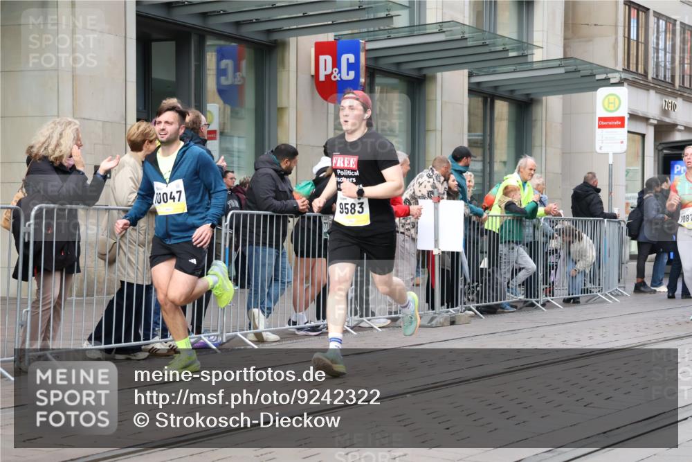 05.10.2025 - 20. swb-Marathon Bremen Strokosch-Dieckow http://msf.ph/oto/9242322 05.10.2025 10:48:39 Ziel 7202, 7414, 9014, 9216, 9255, 9317, 9457, 9482, 9556, 9583, 9674, 10016, 10047, 10449, 10733, 10877, 10973, 11248, 11673, 11695, 7202, 7414, 9014, 9216, 9255, 9317, 9457, 9482, 9556, 9583, 9674, 10016, 10047, 10449, 10733, 10877, 10973, 11248, 11673, 11695 meine-sportfotos.de