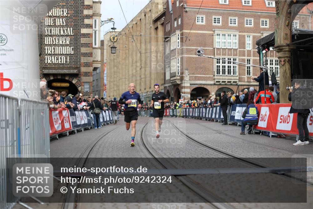 05.10.2025 - 20. swb-Marathon Bremen Yannick Fuchs http://msf.ph/oto/9242324 05.10.2025 10:41:32 Ziel 10744, 10910, 11086 meine-sportfotos.de