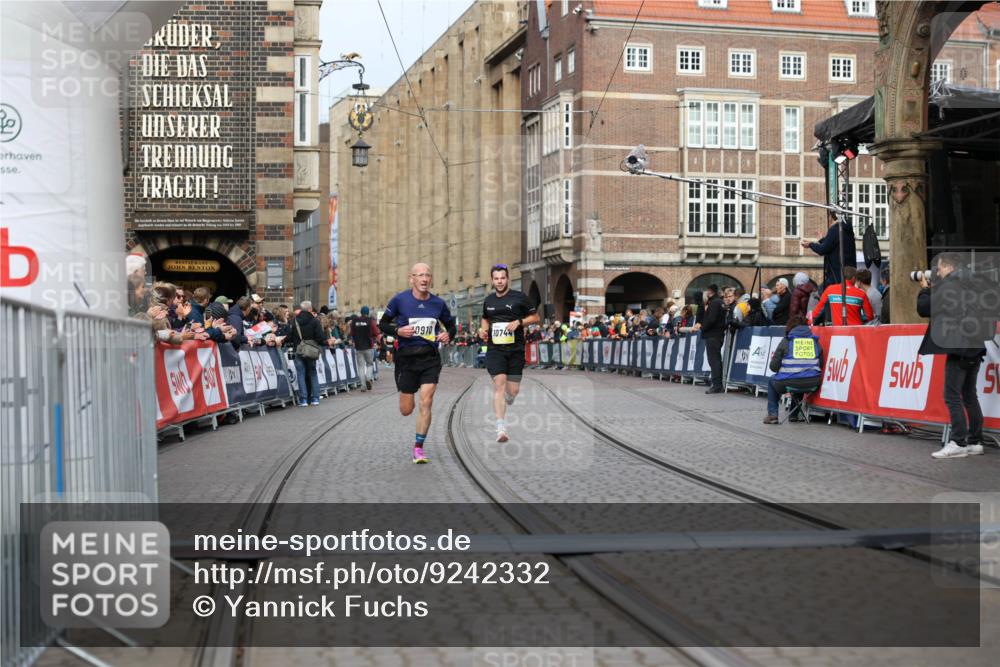 05.10.2025 - 20. swb-Marathon Bremen Yannick Fuchs http://msf.ph/oto/9242332 05.10.2025 10:41:32 Ziel 10744, 10910, 11086 meine-sportfotos.de