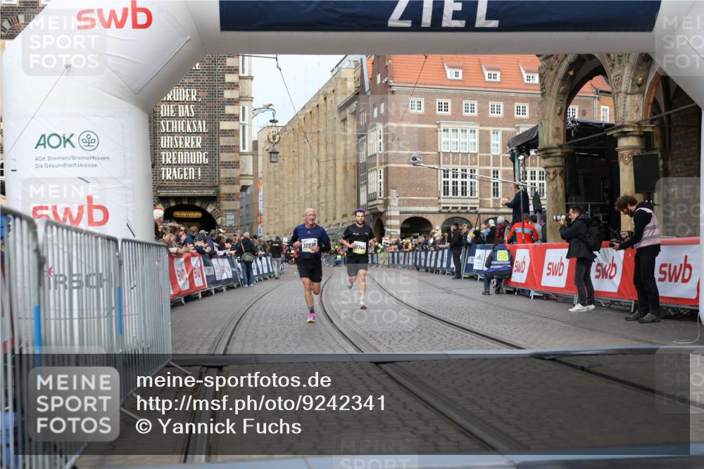 05.10.2025 - 20. swb-Marathon Bremen Yannick Fuchs http://msf.ph/oto/9242341 05.10.2025 10:41:32 Ziel 10744, 10910, 11086 meine-sportfotos.de