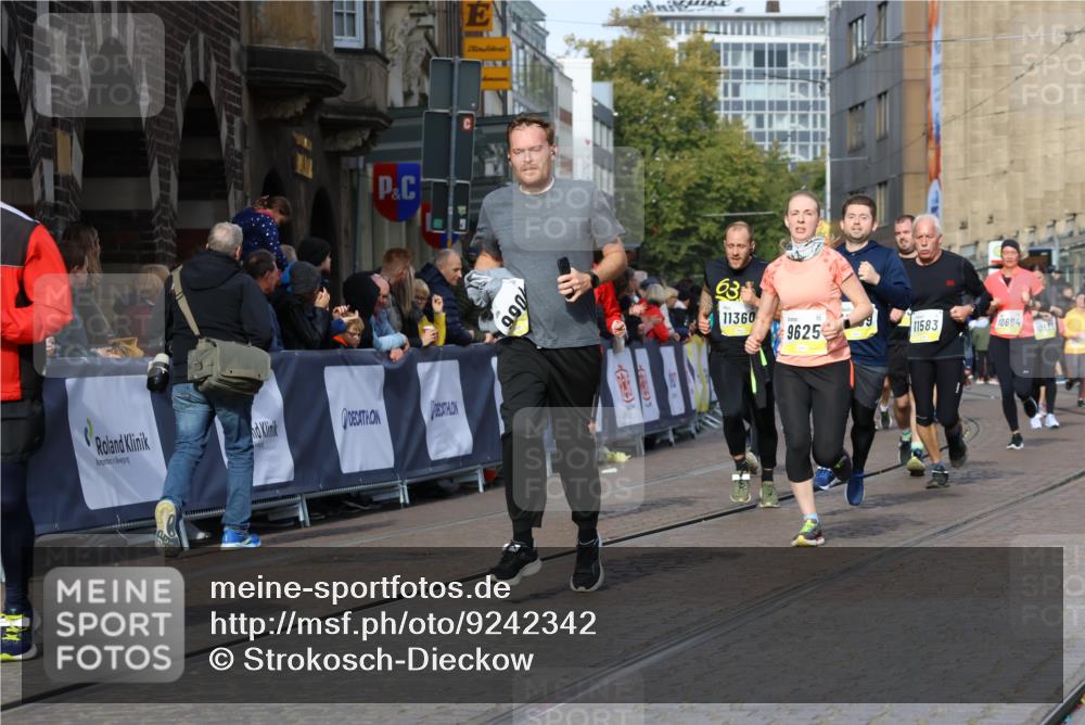 05.10.2025 - 20. swb-Marathon Bremen Strokosch-Dieckow http://msf.ph/oto/9242342 05.10.2025 10:57:32 Ziel 9000, 9215, 9309, 9625, 9747, 9904, 9914, 9962, 10139, 10694, 10739, 10754, 11352, 11360, 11583 meine-sportfotos.de