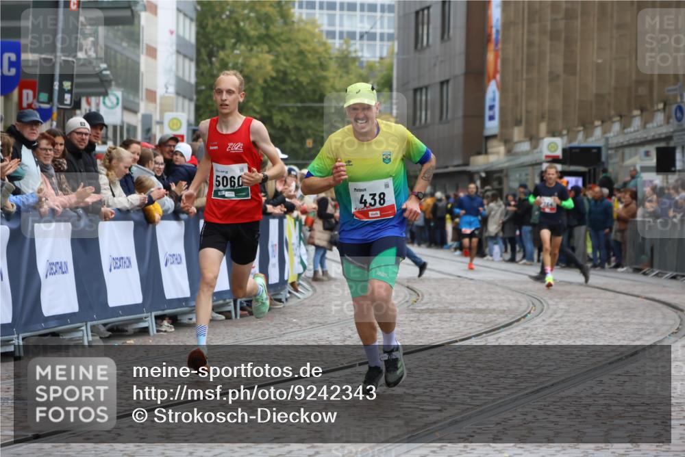 05.10.2025 - 20. swb-Marathon Bremen Strokosch-Dieckow http://msf.ph/oto/9242343 05.10.2025 12:43:56 Ziel 438, 5060 meine-sportfotos.de