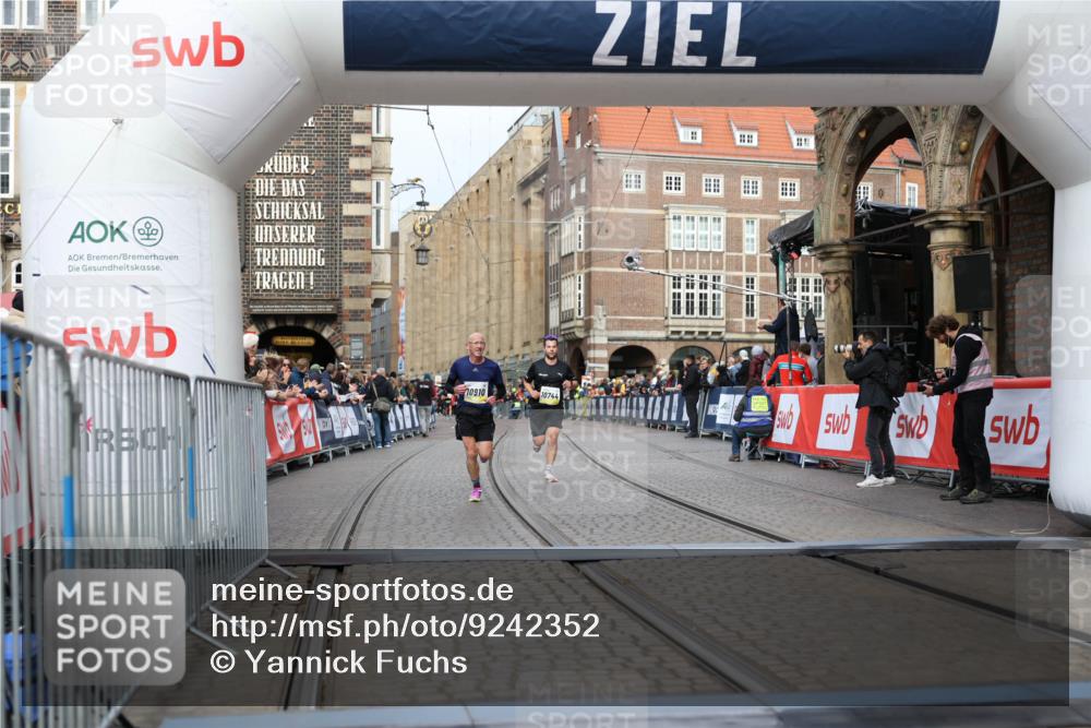 05.10.2025 - 20. swb-Marathon Bremen Yannick Fuchs http://msf.ph/oto/9242352 05.10.2025 10:41:33 Ziel 10744, 10910 meine-sportfotos.de