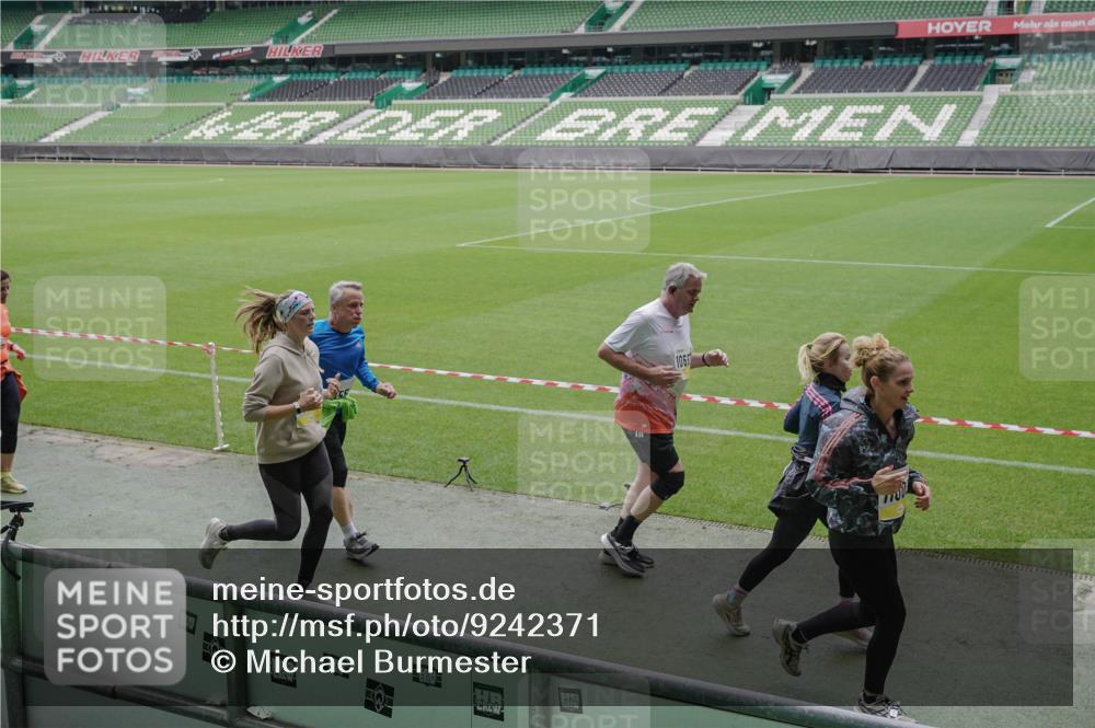 05.10.2025 - 20. swb-Marathon Bremen Michael Burmester http://msf.ph/oto/9242371 05.10.2025 10:35:34 Laufen im Stadion 7163, 7177, 7178, 9183, 9201, 9231, 9330, 9350, 9433, 9451, 9495, 9508, 9516, 9518, 9542, 9550, 9576, 9582, 9601, 9609, 9612, 9622, 9625, 9634, 9666, 9722, 9737, 9790, 9886, 9904, 9914, 9937, 9954, 9962, 9968, 10039, 10049, 10055, 10059, 10063, 10079, 10084, 10105, 10127, 10138, 10139, 10145, 10169, 10179, 10225, 10228, 10250, 10263, 10281, 10336, 10353, 10359, 10368, 10377, 10395, 10555, 10644, 10694, 10834, 10845, 10950, 10988, 7147, 9292, 9430, 9669, 9672 meine-sportfotos.de