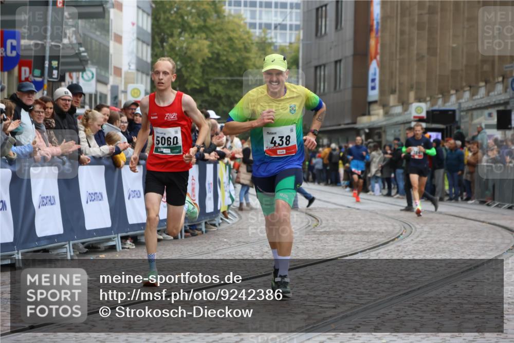 05.10.2025 - 20. swb-Marathon Bremen Strokosch-Dieckow http://msf.ph/oto/9242386 05.10.2025 12:43:56 Ziel 438, 5060 meine-sportfotos.de