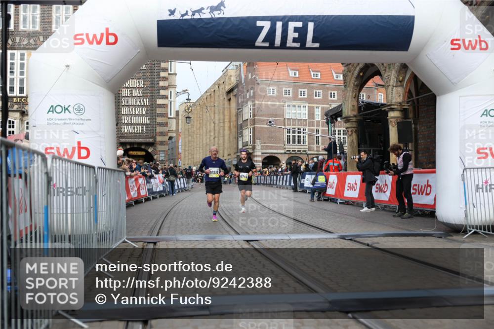 05.10.2025 - 20. swb-Marathon Bremen Yannick Fuchs http://msf.ph/oto/9242388 05.10.2025 10:41:33 Ziel 10744, 10910 meine-sportfotos.de