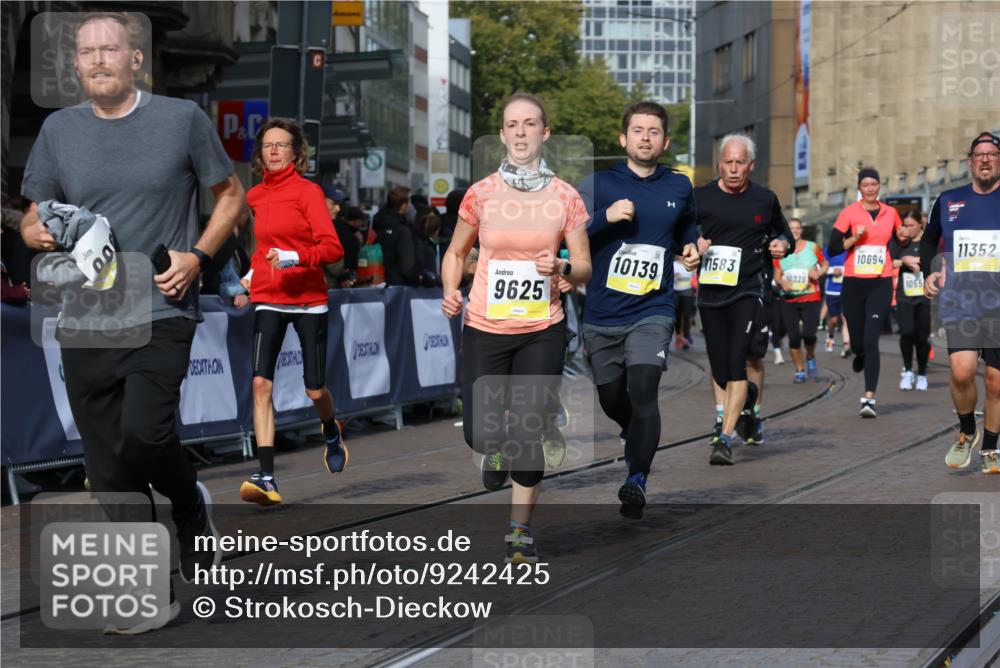 05.10.2025 - 20. swb-Marathon Bremen Strokosch-Dieckow http://msf.ph/oto/9242425 05.10.2025 10:57:33 Ziel 9000, 9309, 9625, 9747, 9904, 9914, 9962, 10139, 10694, 10739, 10754, 11352, 11360, 11583 meine-sportfotos.de