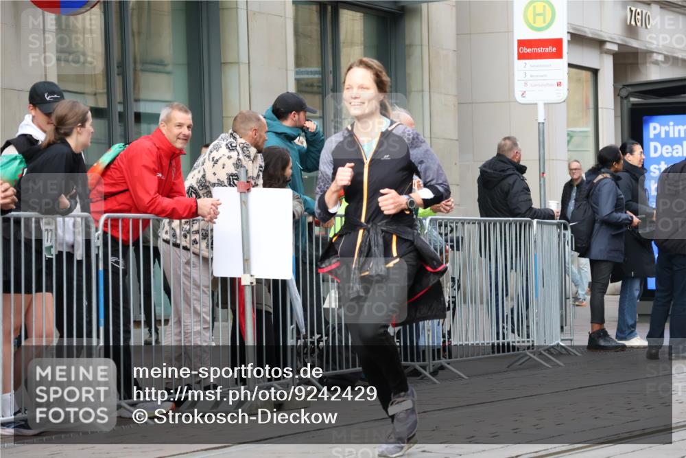 05.10.2025 - 20. swb-Marathon Bremen Strokosch-Dieckow http://msf.ph/oto/9242429 05.10.2025 10:48:43 Ziel 7202, 7414, 9014, 9216, 9255, 9317, 9333, 9457, 9556, 9583, 9674, 10016, 10047, 10221, 10449, 10733, 10877, 10973, 11057, 11248, 11673, 11695, 7202, 7414, 9014, 9216, 9255, 9317, 9333, 9457, 9556, 9583, 9674, 10016, 10047, 10221, 10449, 10733, 10877, 10973, 11057, 11248, 11673, 11695 meine-sportfotos.de