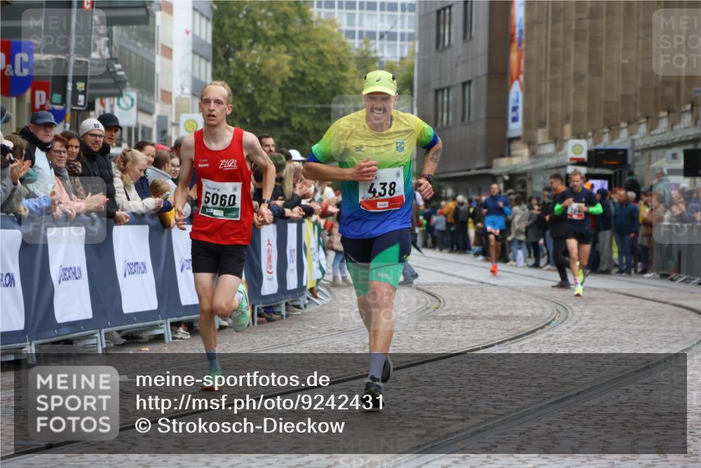 05.10.2025 - 20. swb-Marathon Bremen Strokosch-Dieckow http://msf.ph/oto/9242431 05.10.2025 12:43:56 Ziel 438, 5060 meine-sportfotos.de