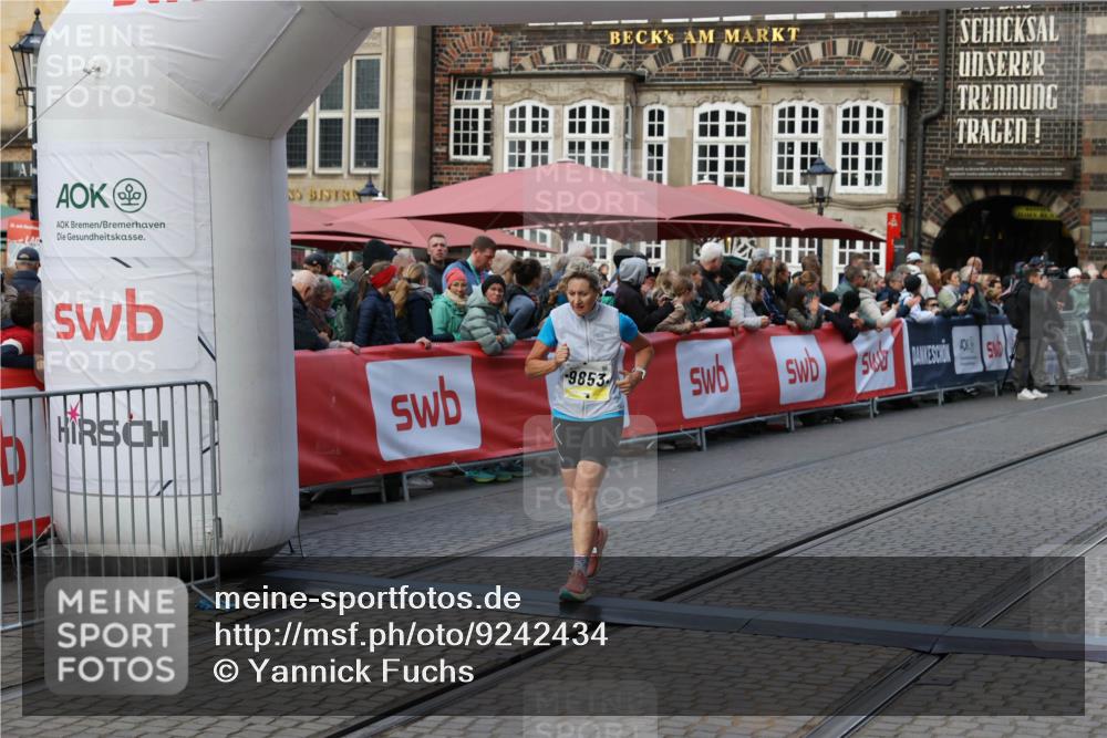 05.10.2025 - 20. swb-Marathon Bremen Yannick Fuchs http://msf.ph/oto/9242434 05.10.2025 11:08:58 Ziel 9184, 9191, 9274, 9589, 9721, 9853, 10051, 10567, 10939, 11479, 11590 meine-sportfotos.de