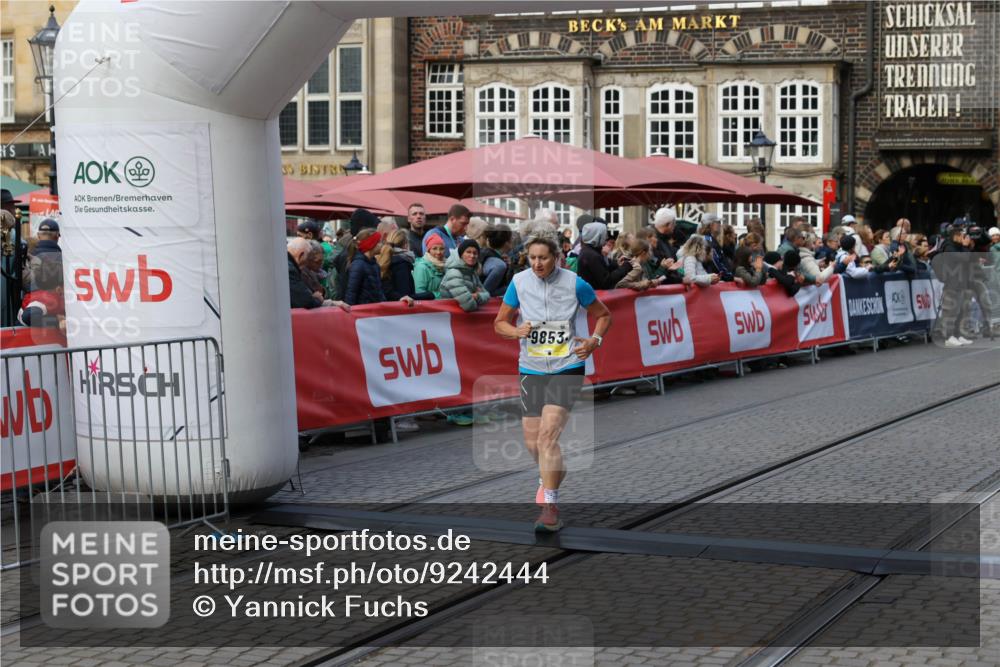 05.10.2025 - 20. swb-Marathon Bremen Yannick Fuchs http://msf.ph/oto/9242444 05.10.2025 11:08:58 Ziel 9184, 9191, 9274, 9589, 9721, 9853, 10051, 10567, 10939, 11479, 11590 meine-sportfotos.de