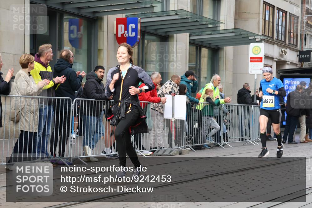 05.10.2025 - 20. swb-Marathon Bremen Strokosch-Dieckow http://msf.ph/oto/9242453 05.10.2025 10:48:44 Ziel 7202, 7414, 9014, 9216, 9255, 9317, 9333, 9457, 9556, 9583, 10016, 10047, 10221, 10449, 10733, 10877, 10973, 11057, 11248, 11673, 11695, 7202, 7414, 9014, 9216, 9255, 9317, 9333, 9457, 9556, 9583, 10016, 10047, 10221, 10449, 10733, 10877, 10973, 11057, 11248, 11673, 11695 meine-sportfotos.de
