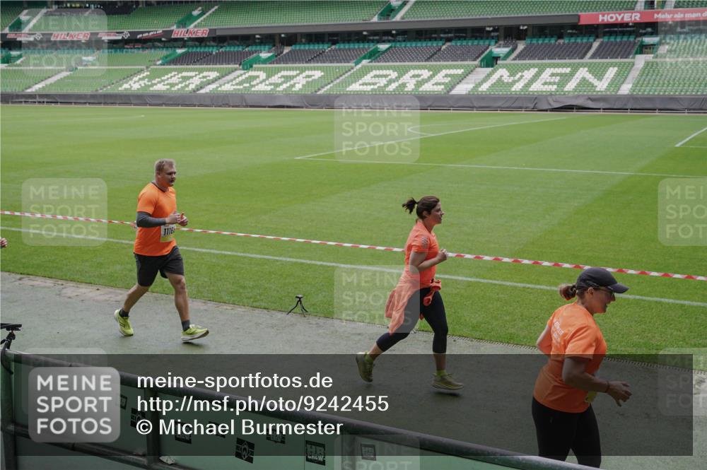 05.10.2025 - 20. swb-Marathon Bremen Michael Burmester http://msf.ph/oto/9242455 05.10.2025 10:35:36 Laufen im Stadion 7163, 7177, 7178, 9183, 9201, 9231, 9330, 9350, 9433, 9451, 9495, 9508, 9516, 9518, 9542, 9550, 9576, 9582, 9601, 9609, 9612, 9622, 9625, 9634, 9666, 9722, 9737, 9790, 9886, 9904, 9914, 9937, 9954, 9962, 9968, 10006, 10039, 10049, 10055, 10059, 10063, 10079, 10084, 10105, 10127, 10138, 10139, 10145, 10169, 10179, 10225, 10228, 10250, 10281, 10336, 10353, 10359, 10368, 10377, 10395, 10555, 10644, 10694, 10834, 10845, 10950, 10988, 7147, 9292, 9430, 9669, 9672 meine-sportfotos.de