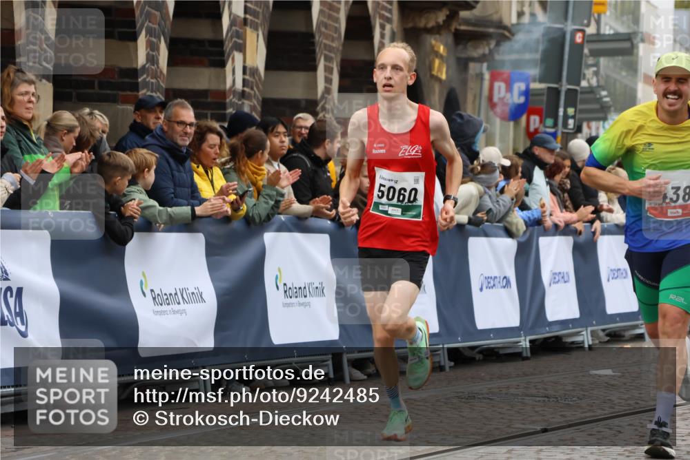 05.10.2025 - 20. swb-Marathon Bremen Strokosch-Dieckow http://msf.ph/oto/9242485 05.10.2025 12:43:58 Ziel 438, 5060 meine-sportfotos.de