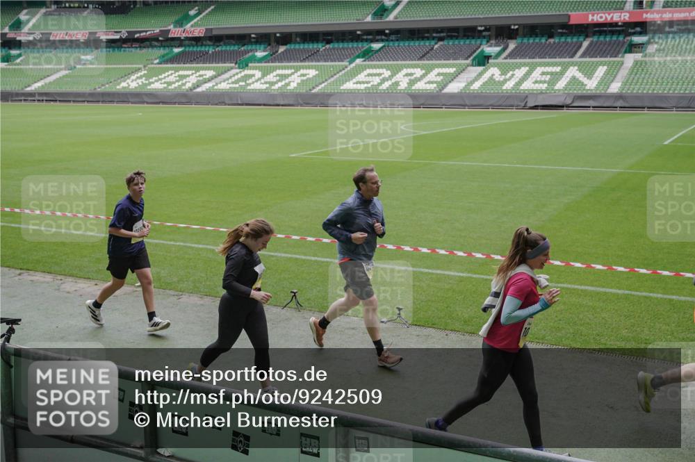 05.10.2025 - 20. swb-Marathon Bremen Michael Burmester http://msf.ph/oto/9242509 05.10.2025 10:35:37 Laufen im Stadion 7163, 7177, 7178, 9183, 9201, 9231, 9330, 9350, 9433, 9451, 9495, 9508, 9516, 9518, 9542, 9550, 9576, 9582, 9601, 9609, 9612, 9622, 9625, 9634, 9666, 9722, 9737, 9790, 9886, 9904, 9914, 9937, 9954, 9962, 9968, 10006, 10039, 10049, 10055, 10059, 10063, 10079, 10084, 10105, 10127, 10138, 10139, 10145, 10169, 10179, 10225, 10228, 10250, 10281, 10336, 10353, 10359, 10368, 10377, 10395, 10555, 10644, 10694, 10834, 10845, 10988, 7147, 9292, 9430, 9669, 9672 meine-sportfotos.de