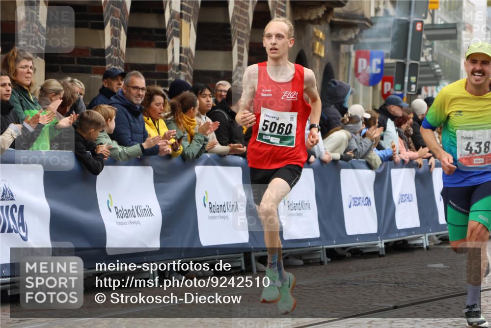 05.10.2025 - 20. swb-Marathon Bremen Strokosch-Dieckow http://msf.ph/oto/9242510 05.10.2025 12:43:58 Ziel 438, 5060 meine-sportfotos.de