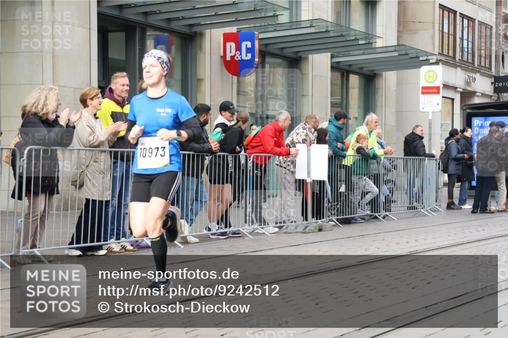 05.10.2025 - 20. swb-Marathon Bremen Strokosch-Dieckow http://msf.ph/oto/9242512 05.10.2025 10:48:45 Ziel 7202, 9014, 9216, 9255, 9317, 9333, 9457, 9556, 9583, 10016, 10047, 10221, 10449, 10733, 10877, 10973, 11057, 11248, 11673, 11695, 7202, 9014, 9216, 9255, 9317, 9333, 9457, 9556, 9583, 10016, 10047, 10221, 10449, 10733, 10877, 10973, 11057, 11248, 11673, 11695 meine-sportfotos.de